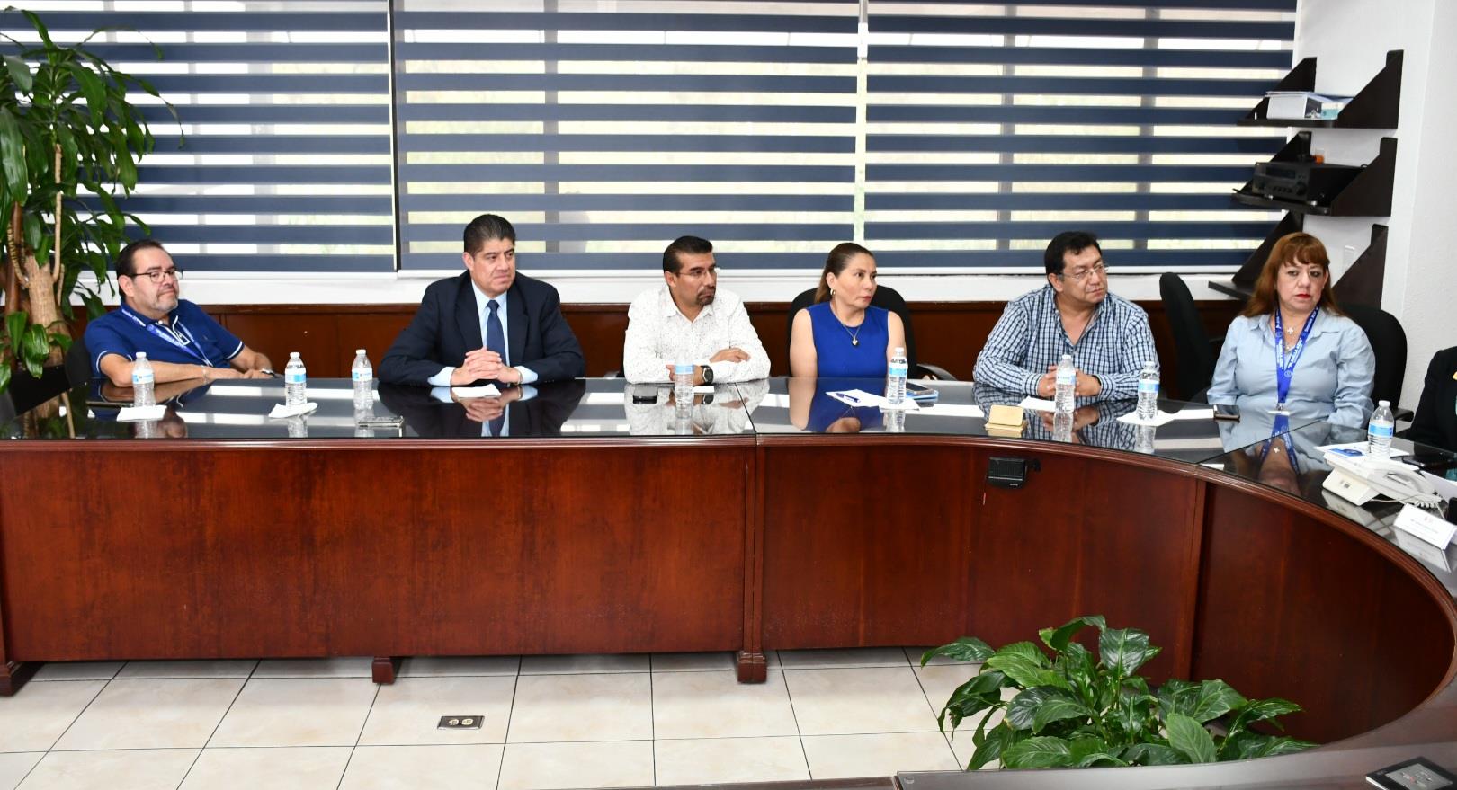 Visita de compañeras y compañeros de la Sección XLV, SuperISSSTE, Velatorio y TurISSSTE